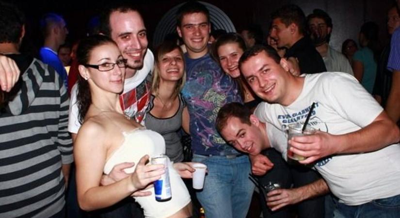 Ha buliztál Pécsen 2010-ben, ezt látnod kell – Durva B-Klubos fotók kerültek elő (GALÉRIA)