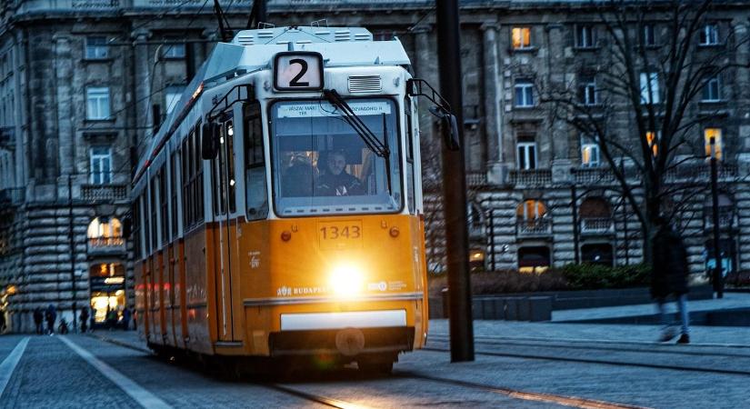 A kormány bliccel – hangosbemondón tájékoztatják a budapestieket