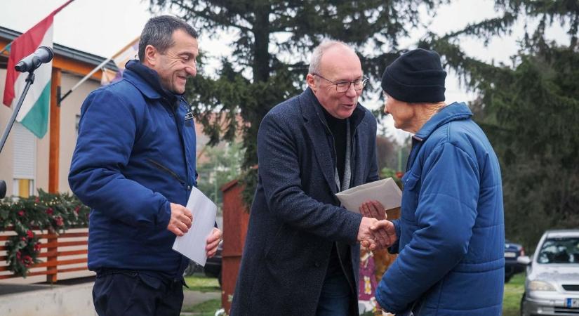 Pro Meritis érmet vehetett át a Gyulafirátóti Polgárőr Egyesület a kádártai Falukarácsonyon (galéria)