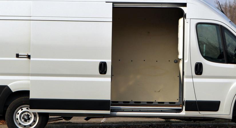 Meglepő autón bukkant fel az első tolóajtó