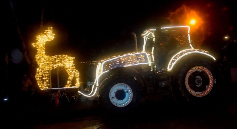 Elképesztő látvány: egy több száz méter hosszú, mozgó fényfolyam vonult végig Dél-Somogyon