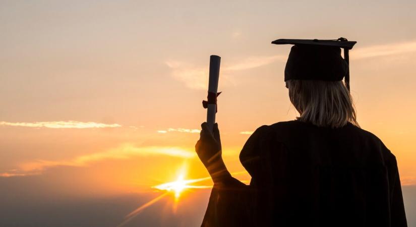 Elképesztő teljesítmény – 6 hónap alatt diplomázott le ez a 19 éves lány