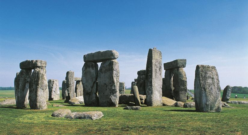 Téli napforduló 2025: Ezrek ünnepeltek Stonehenge ősi köveinél