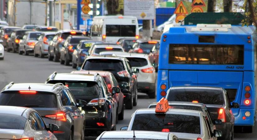 Közlekedési riasztás: Brutális torlódás az M1-esen, lezárták az 1-es főutat – megbénult a nyugati országrész!