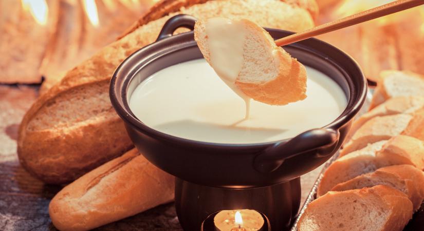 Közös edény, jó társaság, forró sajt