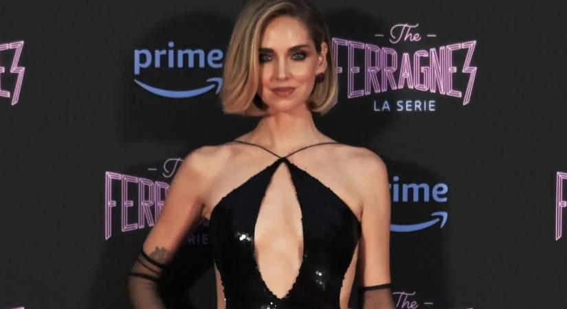 Az olasz divatikon melleit alig takarják a számára tervezett ruhái – dögös galéria