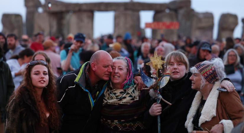 Tömeg gyűlt össze Angliában, a rendőrség csak nézte őket