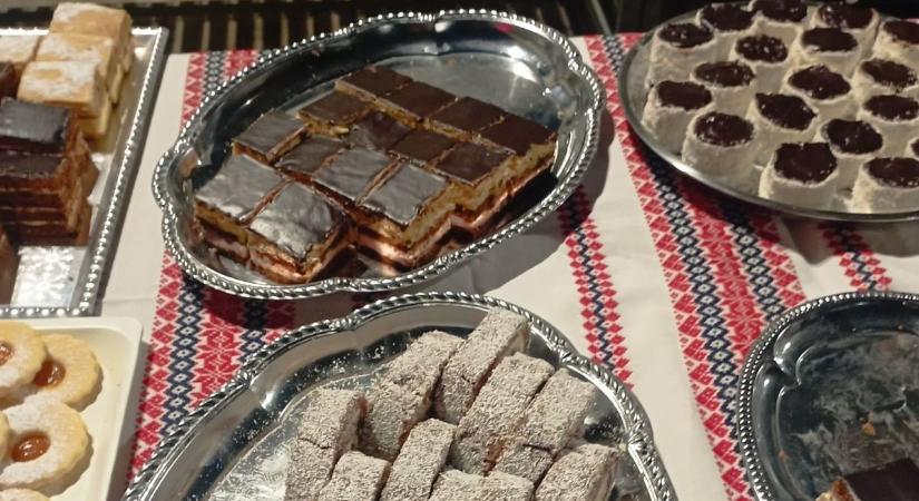 Hipp-hopp elkapkodták a jótékonysági sütivásárra készült finomságokat (galéria)