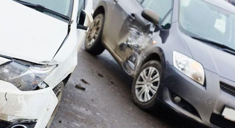 Ismét riasztották a tűzoltókat, ezúttal Tiszaszőlősön karambolozot egy személyautó egy furgonnal