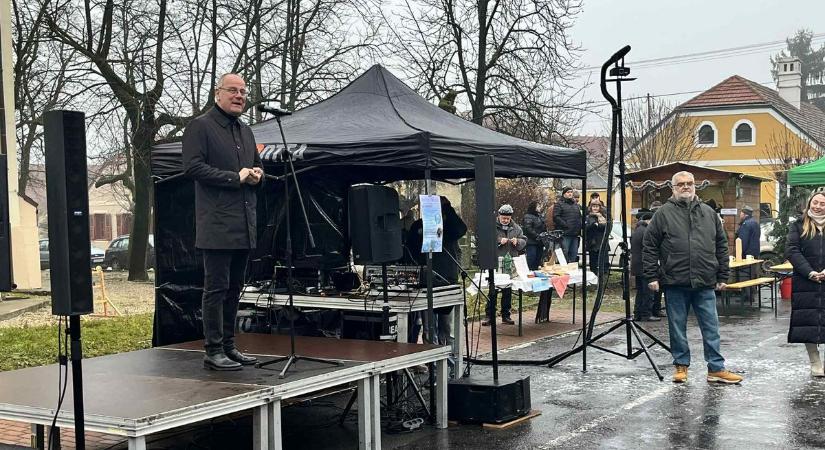 Ünnepi gondolatok az összetartozásról az Adventi forgatagon Sümegen