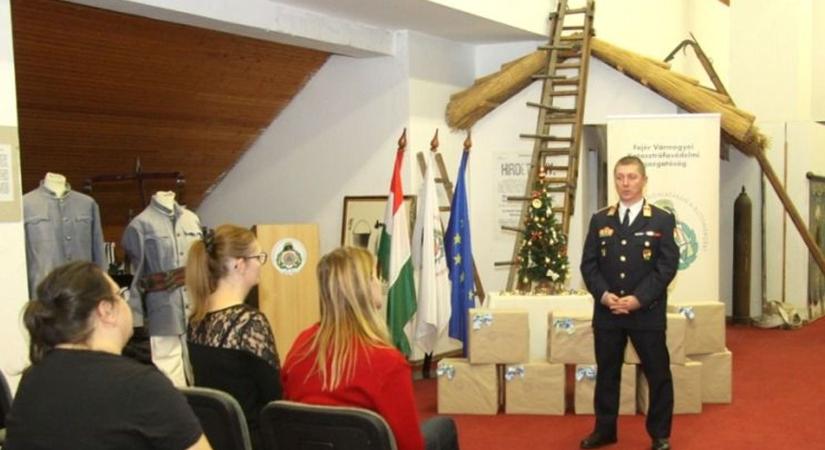 Egy csomagnyi segítség: egyszülős családokat támogattak Fejér vármegyében