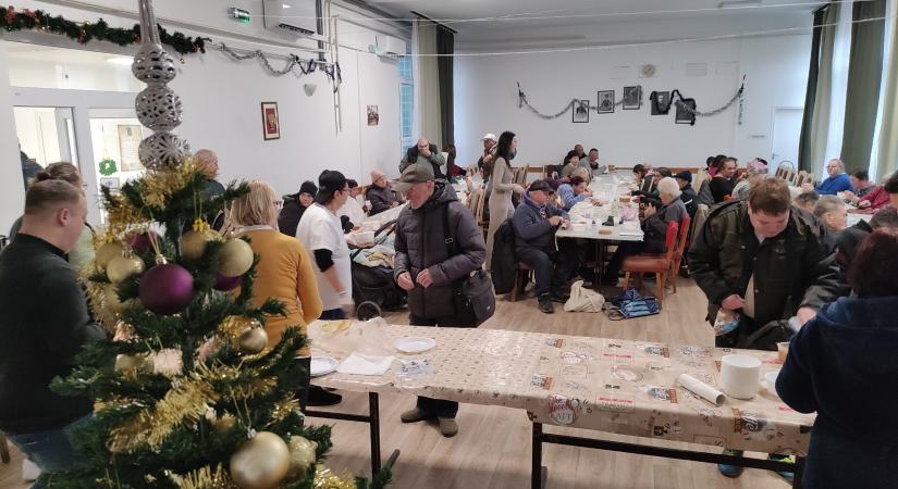 Húsos káposzta készült a karácsonyi ételosztásra