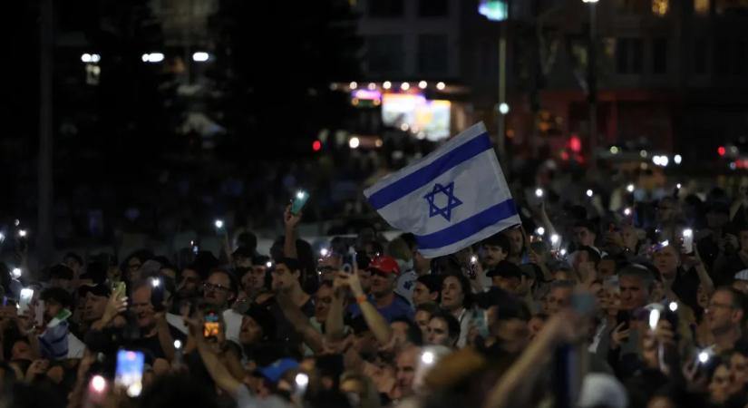 Egyperces néma csend, kifütyült miniszterelnök: ezrek emlékeztek Bondi Beachen a múlt héten lelőtt áldozatokra