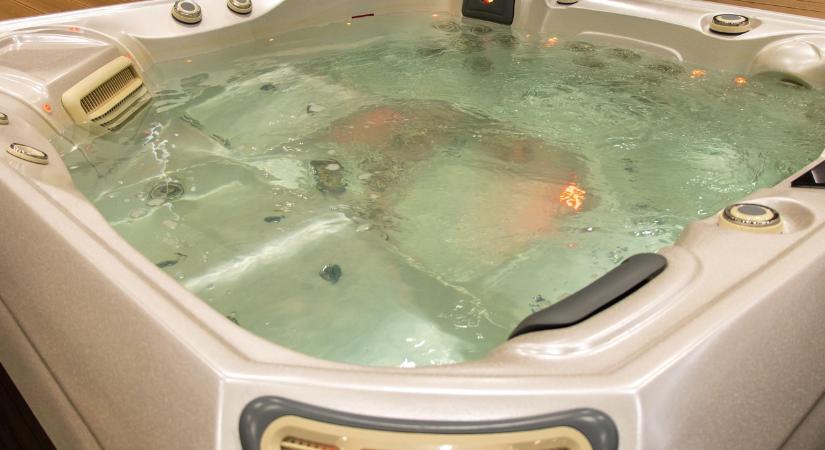 Tragédia: Letartóztatták az apát, aki gyermekével a karjában aludt el a jakuzziban