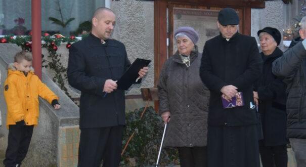 Péterfalán a szeretet jegyében gyúltak ki a karácsonyi fények – Képekkel