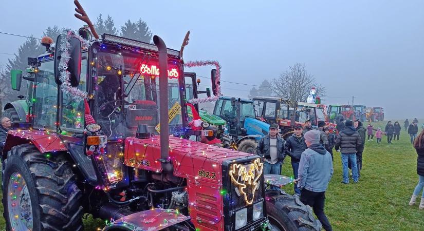 Látványos karácsonyi fénykaraván Zalában - fotók és videó a traktoros felvonulásról