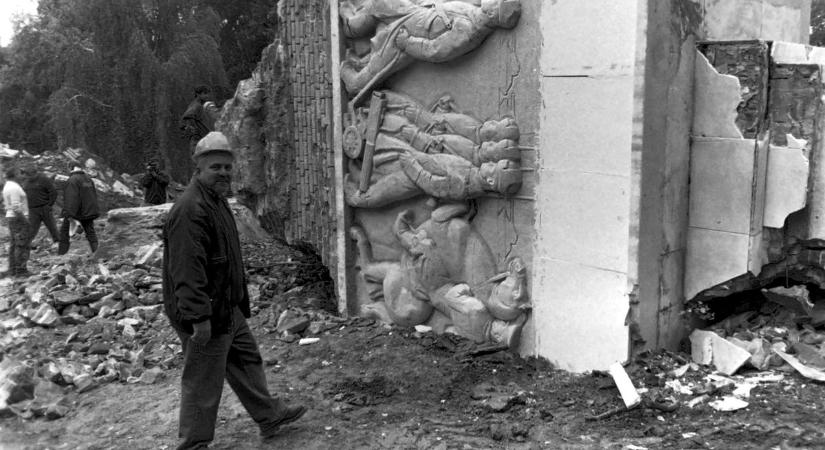 Elbontották a szovjet emlékművet Kaposváron – fotók