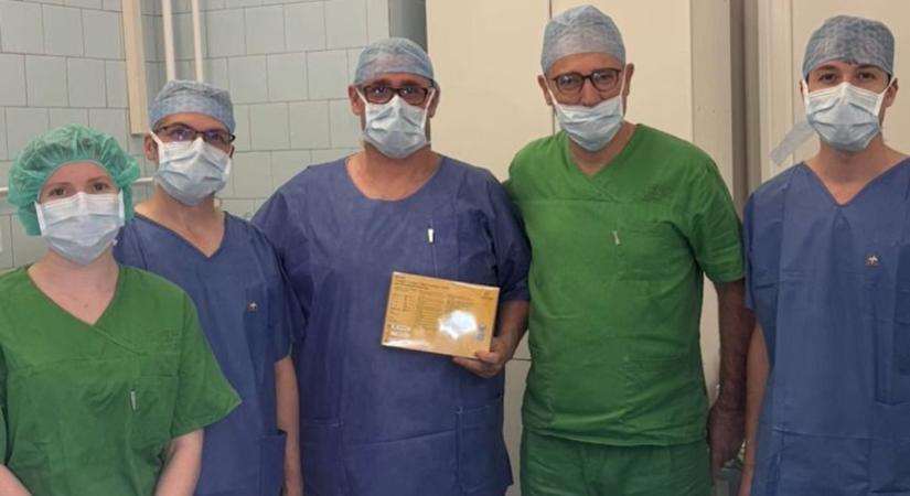 Tökéletesen hall a siketen született kislány! Forradalmi hallásjavító műtét Pécsen