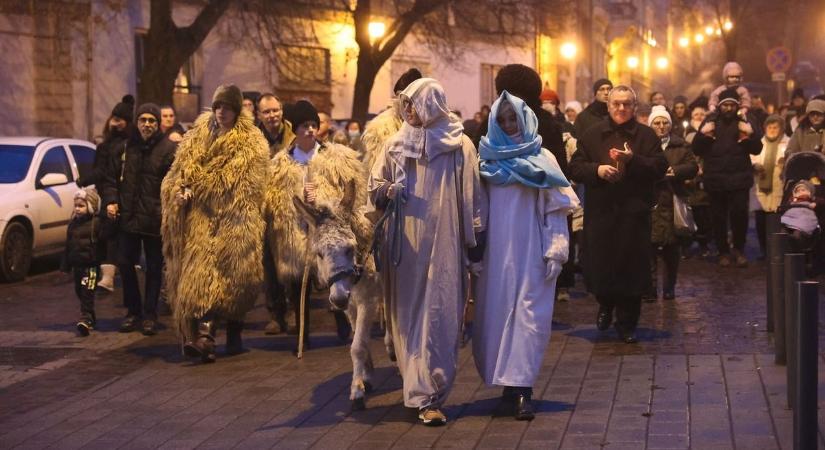 Idén is több százan kísérték a szállást kereső Szent Családot Pécs belvárosában (GALÉRIA)