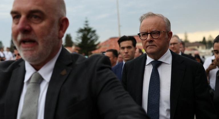 „Vér tapad a kezedhez” – üvöltötték a palesztinpárti ausztrál miniszterelnöknek a Bondi Beach-megemlékezésen