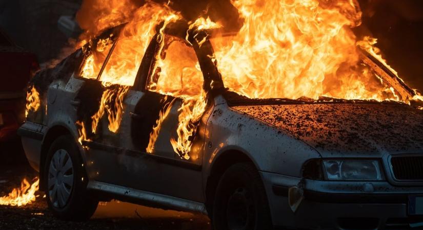 Balesetnél kigyulladt egy autó az M3-ason