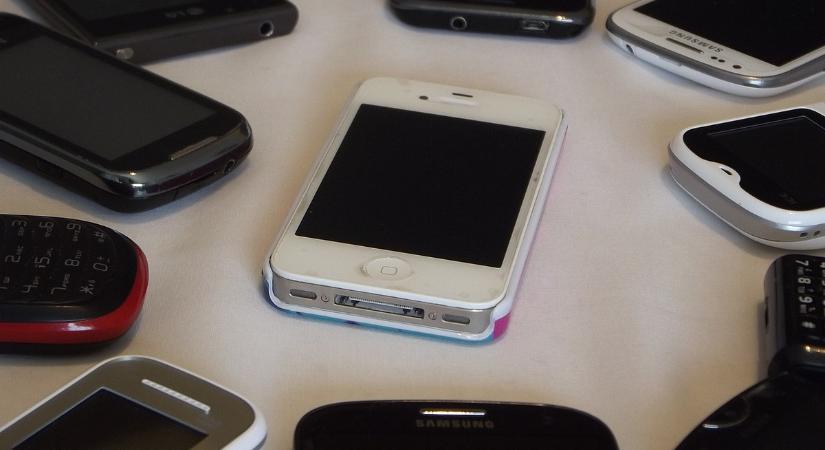 Csendben lekapcsolnak: mobilok ezrei válhatnak használhatatlanná