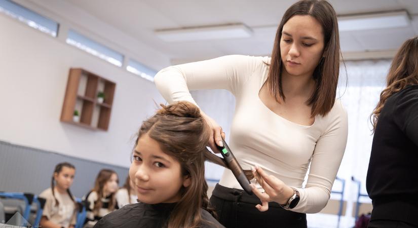 A szeretet gyertyája – amikor egy új frizura is csodává válik