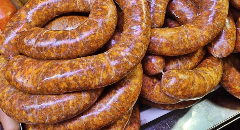 Így lesz a sült kolbász kívül ropogós, belül szaftos – egy apró trükk a titok