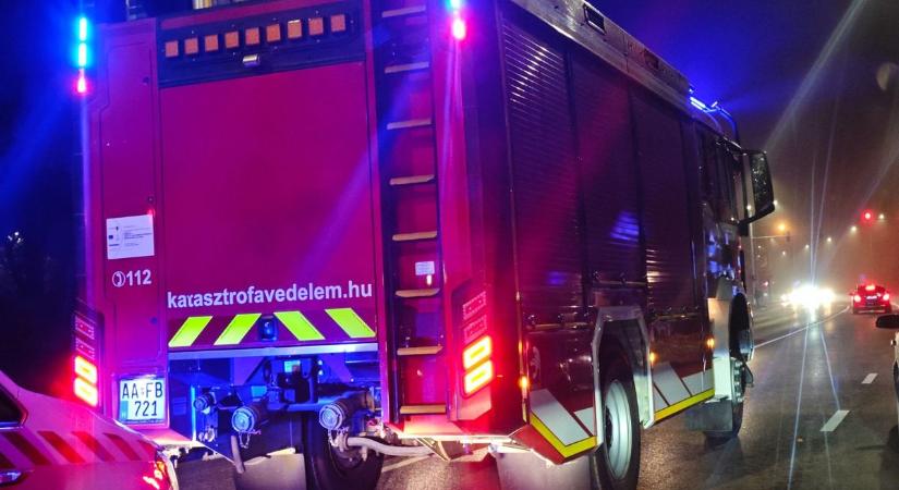 Kigyulladt egy autó az M1-esen