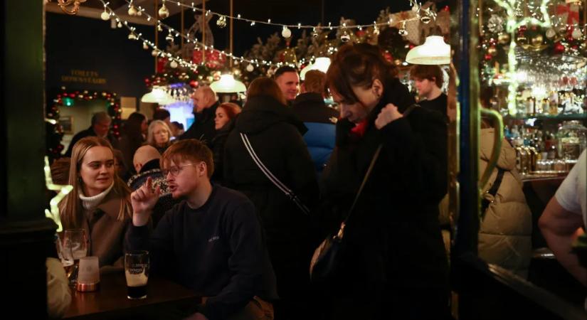 Több pub is kitiltotta a kormánypárti képviselőket Nagy-Britanniában az adóterhek növekedése miatt