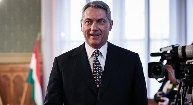 Lázár János bajszos mémet csinált önmagából