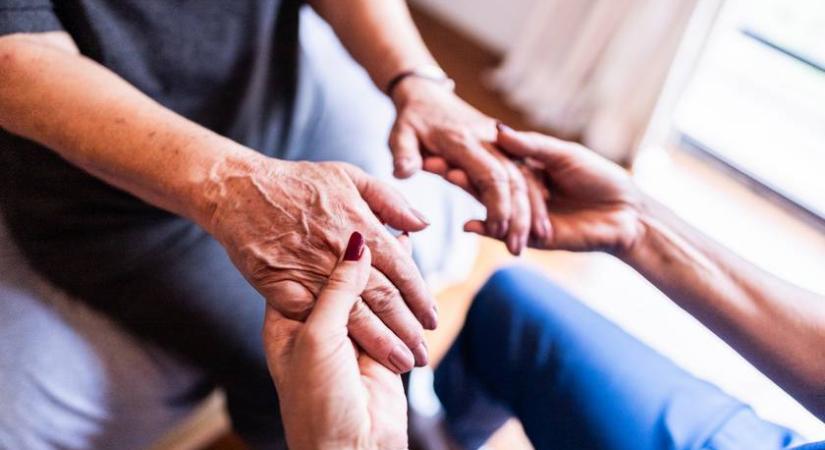 Sokan összetévesztik a Parkinsonnal, pedig nem az: gyógyszer mellékhatása is lehet