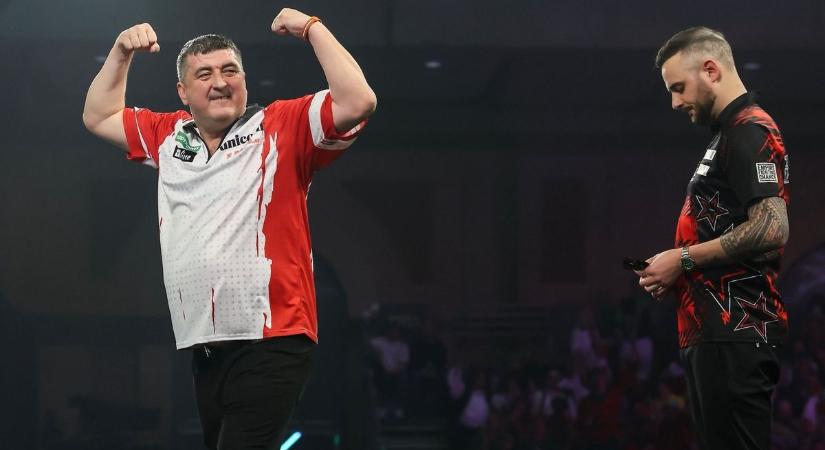 Ettől hangos Anglia: csalással és piálással vádolják a botrányosan viselkedő dartsjátékost (VIDEÓ)