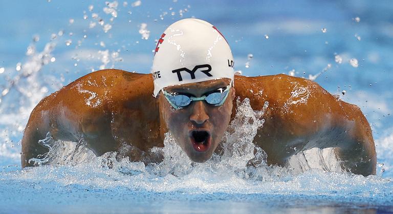 Elárverezi olimpiai aranyérmeinek egy részét minden idők egyik legjobb úszója