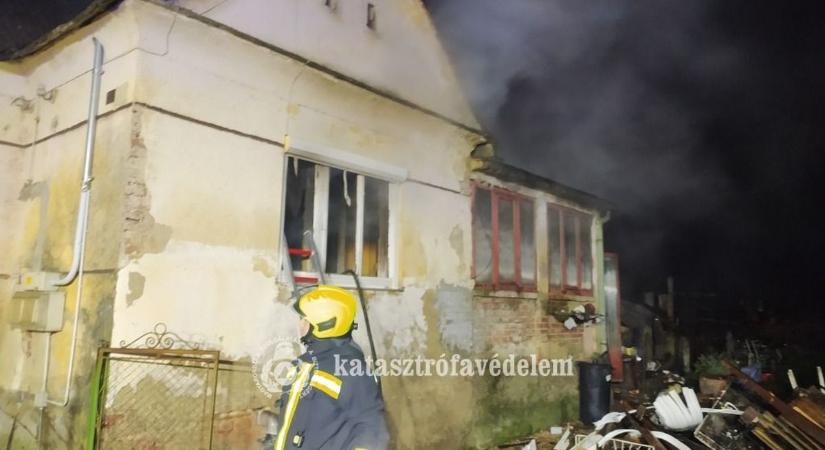 Három kutyát mentettek ki a tűzoltók a lángoló épületből