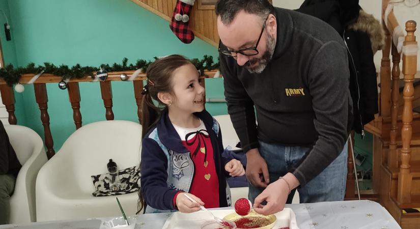 Csillámos karácsonyfadíszt is készítettek a gyerekek a Vásárhelyi Ifjúsági Klub adventi foglalkozásán