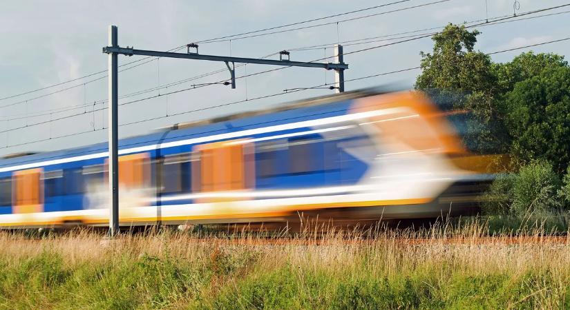 Sokkoló vonatbaleset: gázolás miatt mozdonyt kell cserélni, várakoznak az utasok Pécs felé