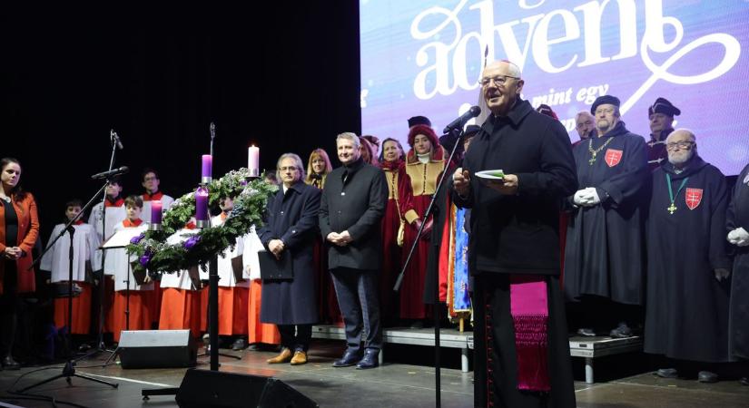 A sötét időszakban itt van mindenkinek a remény - meggyújtották Egerben a 4. gyertyát