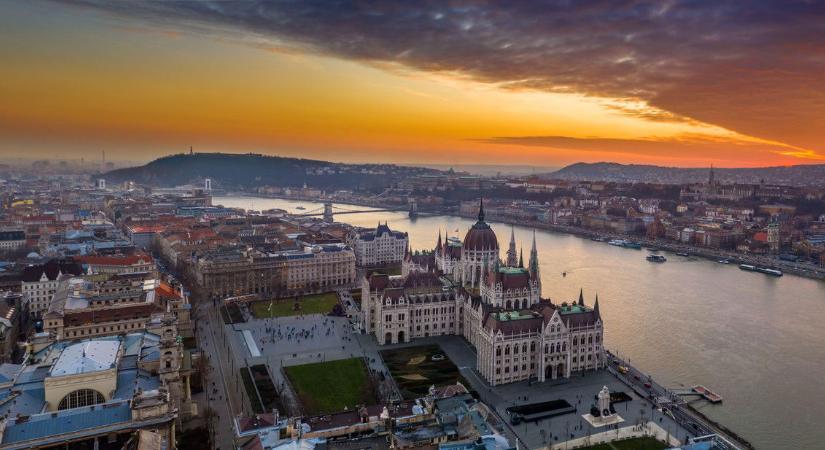 Döbbenetes dolog jelent meg Budapest felett az égen, hirtelen világos lett az éjszaka közepén