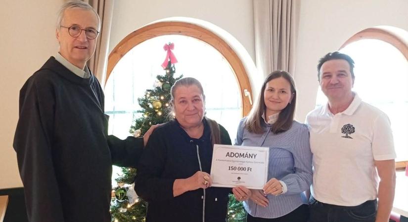 Felajánlásokból ünnepi ajándékok - Két pannonhalmi családot támogatnak
