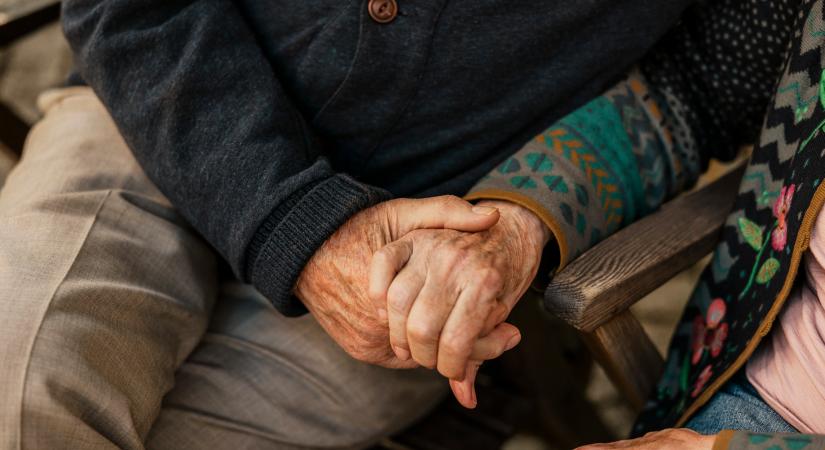 Nem higiénia kérdése: ezért alakul ki az „öregszag”