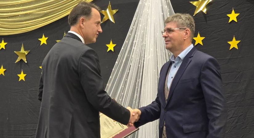 Elismerő oklevelet kapott a településtől az országgyűlési képviselő!