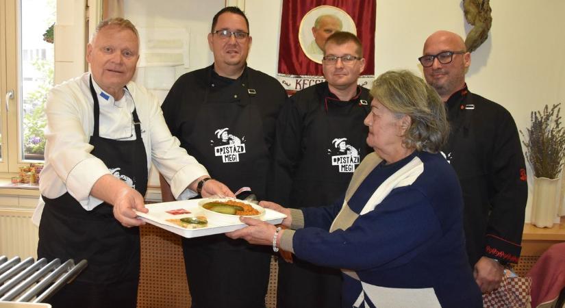 A mesterükkel együtt főzték meg a szegények ebédjét – fotók