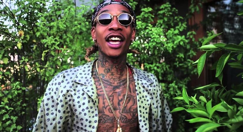 Színpad helyett cella? 9 hónap börtönbüntetésre ítélték Wiz Khalifát, amiért jointot szívott egy romániai fesztivál színpadán