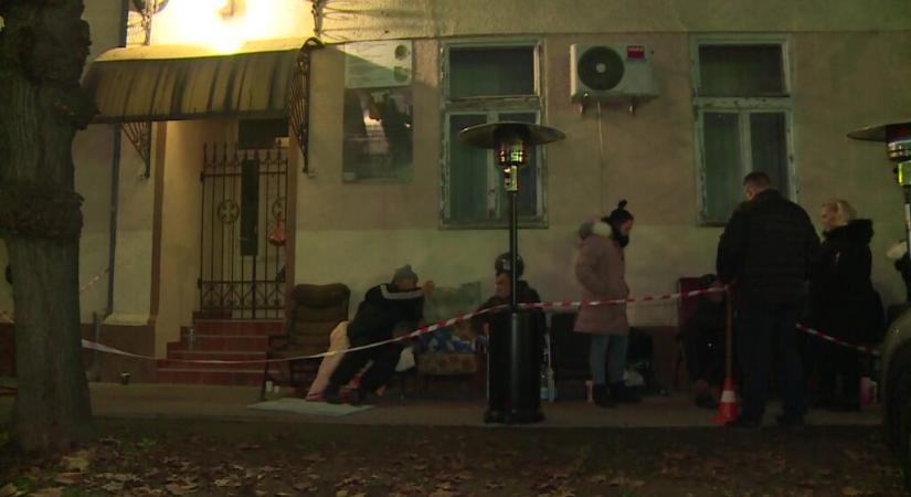 Az utcán éjszakáznak a topolyaiak, hogy az elsők között adhassák be a pályázatukat