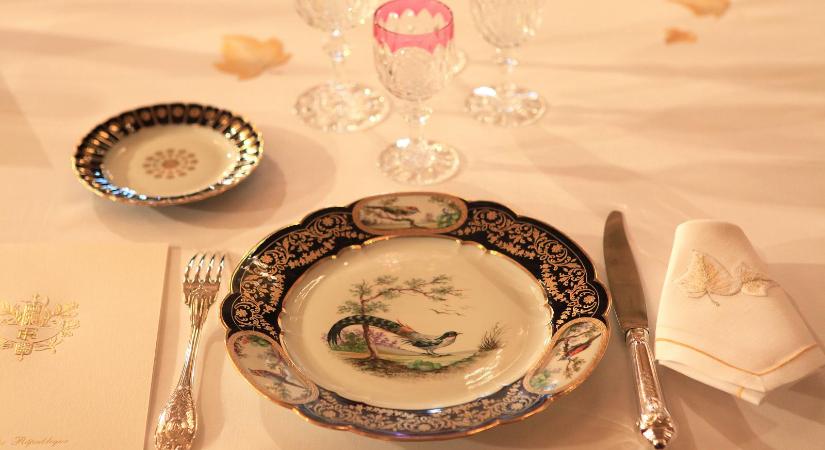 Lopta az Élysée-palota dísztárgyait az egyik alkalmazott, majd online aukciós oldalakon árulta