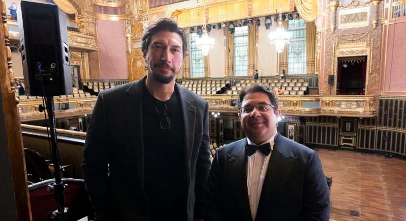 A Budapesten forgató Adam Driver beült egy koncertre a Zeneakadémián