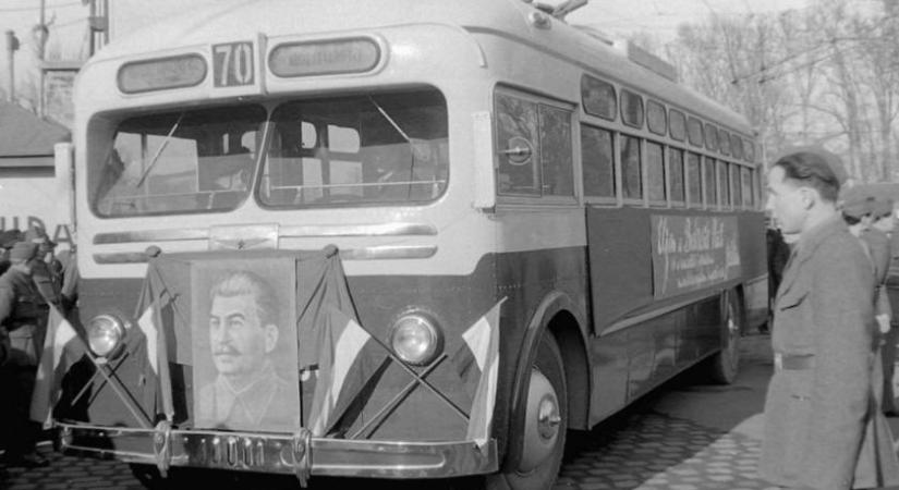 Csalók, akik a népet ámítják, írták Sztálin szobra mellé: a diktátor születésnapján bakizott nagyot a magyar lap