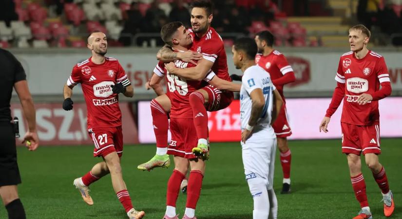 Félpályás csodagól döntött a Debrecen és a Kisvárda meccsén – videó