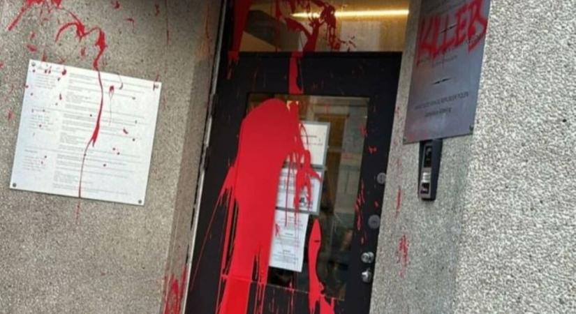 Brüsszelben vörös festékkel öntötték le a lengyel konzulátust